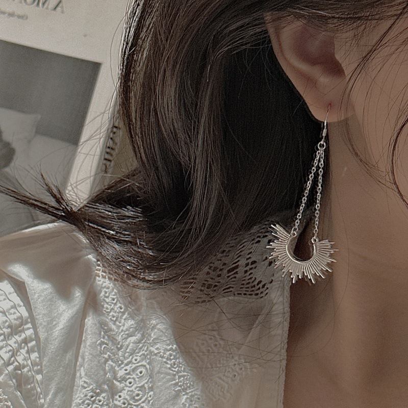 LONG FAN-SHAPED EARRINGS